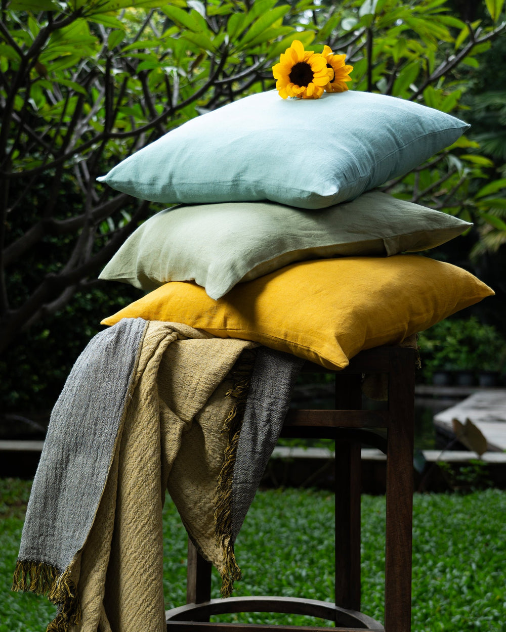 Linen Cushions Covers with Throw